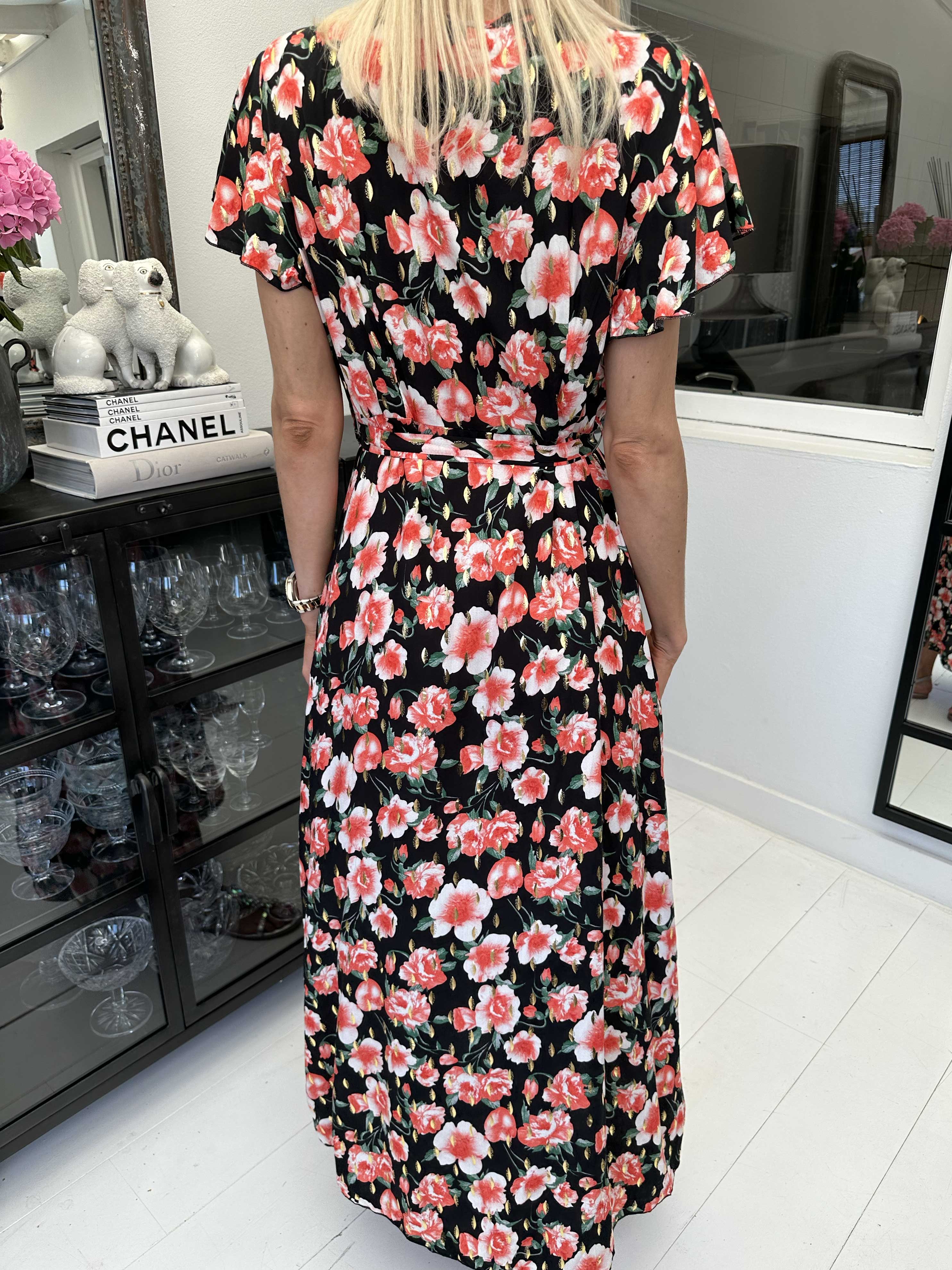 Marlie - Blomstret kjole med bindebånd og gulddetaljer